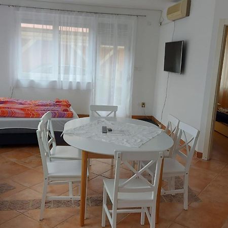 David Apartman Gyula Habitación foto